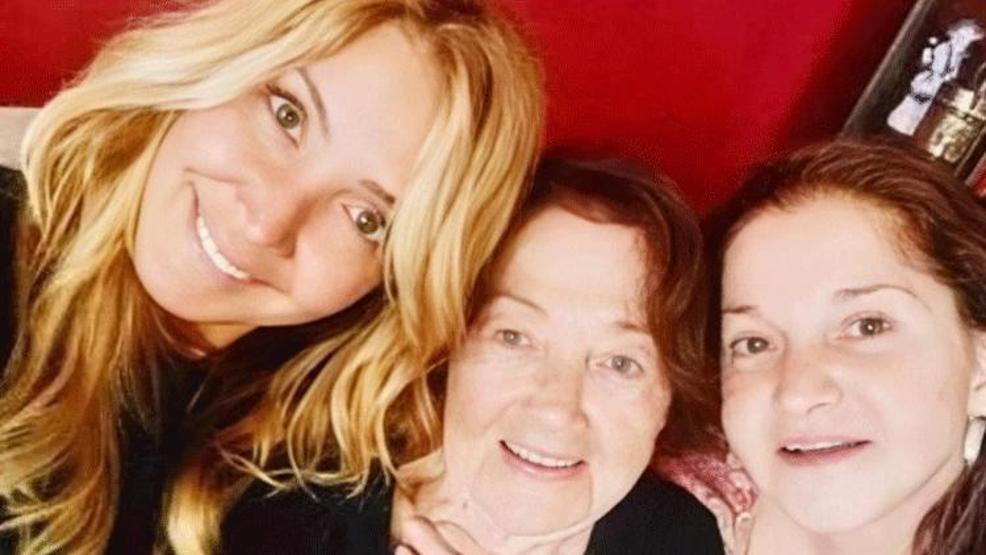 Seni çok özlüyoruz canım annem... Böyle günlerde burnumun direği sızlıyor