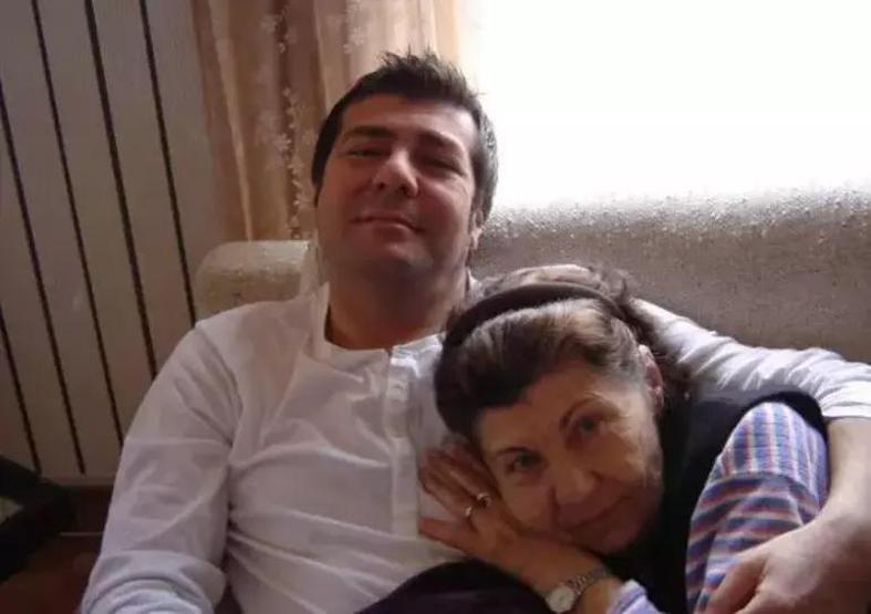 Seni çok özlüyoruz canım annem... Böyle günlerde burnumun direği sızlıyor