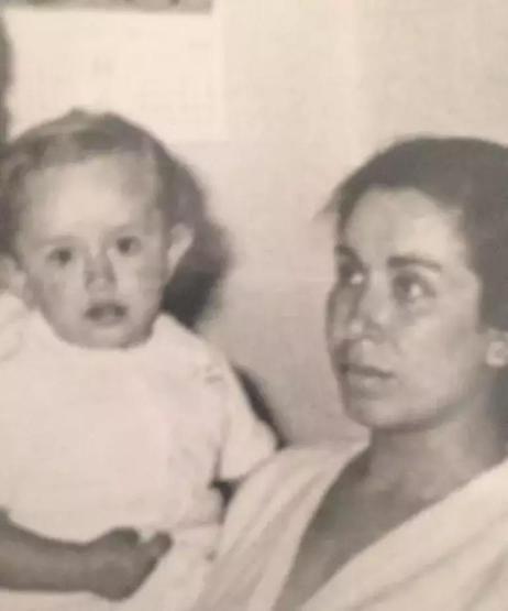 Seni çok özlüyoruz canım annem... Böyle günlerde burnumun direği sızlıyor