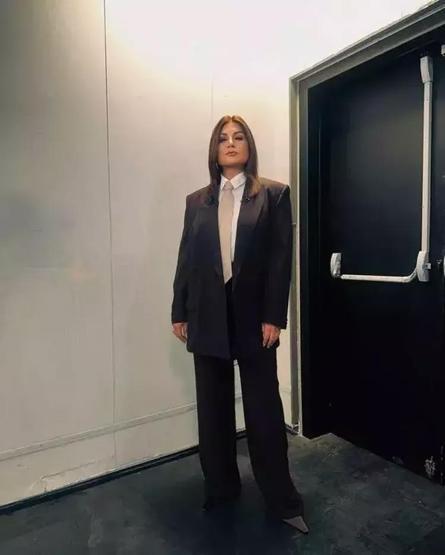 Sibel Cana Anneler Gününde duygulandıran sürpriz Çocukları ve gelinleriyle poz verdi
