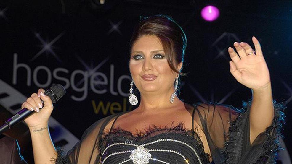 Sibel Cana Anneler Gününde duygulandıran sürpriz Çocukları ve gelinleriyle poz verdi