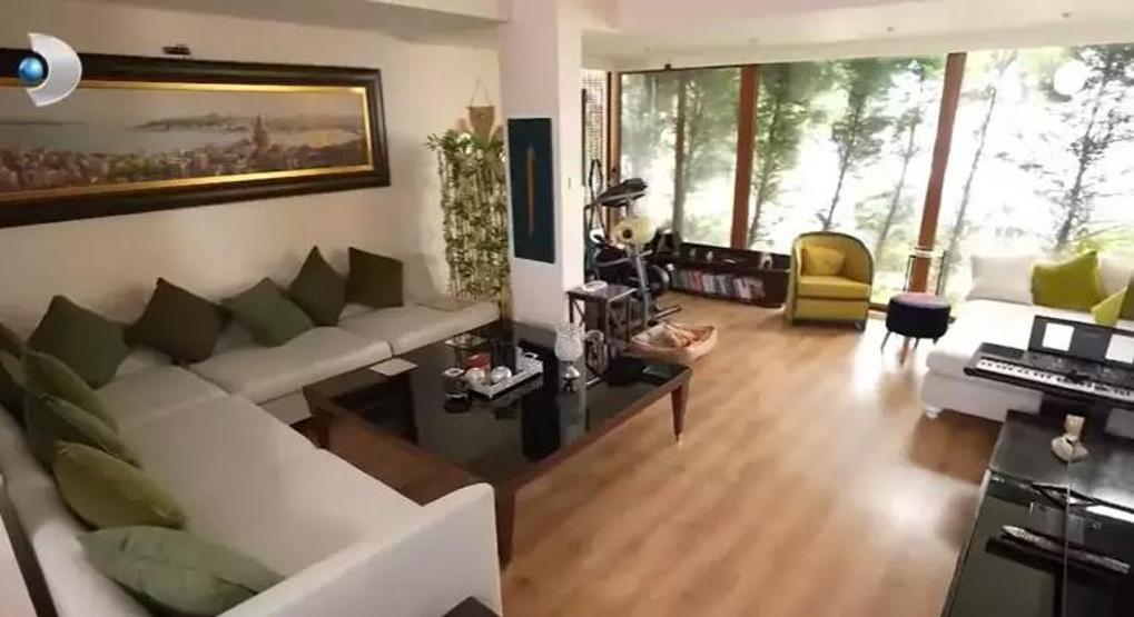 Elif Karlı 4 katlı yazlık evinin kapılarını açtı