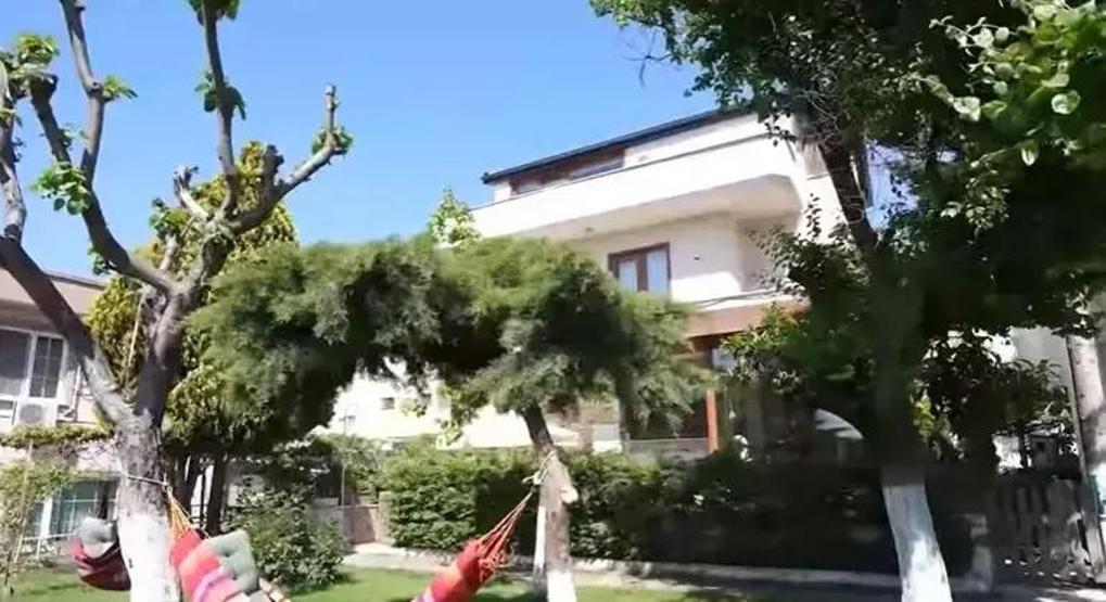 Elif Karlı 4 katlı yazlık evinin kapılarını açtı