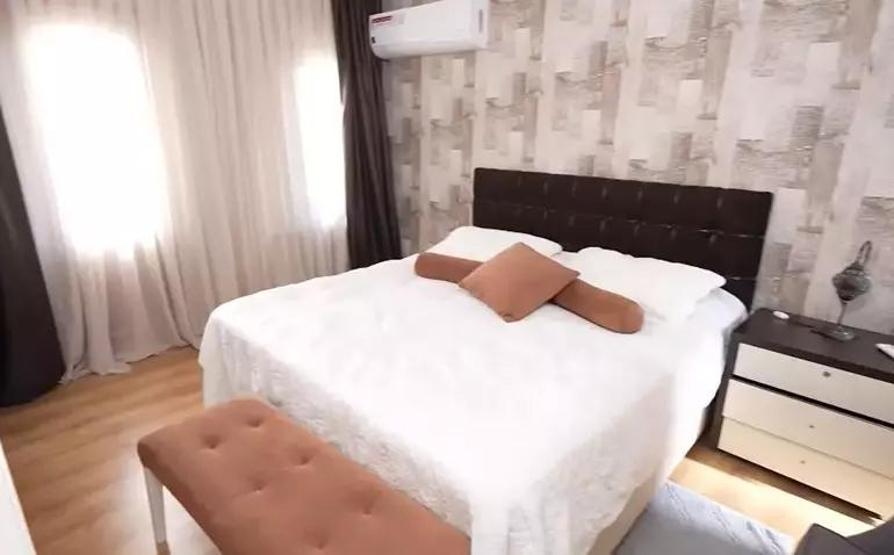 Elif Karlı 4 katlı yazlık evinin kapılarını açtı