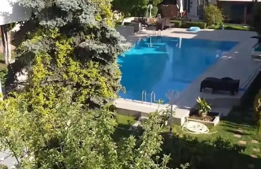 Elif Karlı 4 katlı yazlık evinin kapılarını açtı