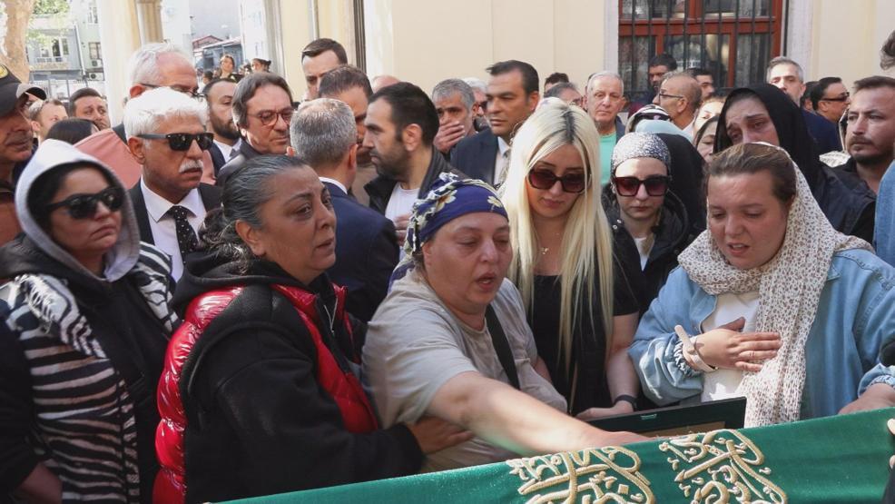 Balık Ayhan son yolculuğuna uğurlandı Eşinin feryadı yürekleri dağladı ‘DARBUKANI SUSTURDUN, SON SAHNEDESİN’