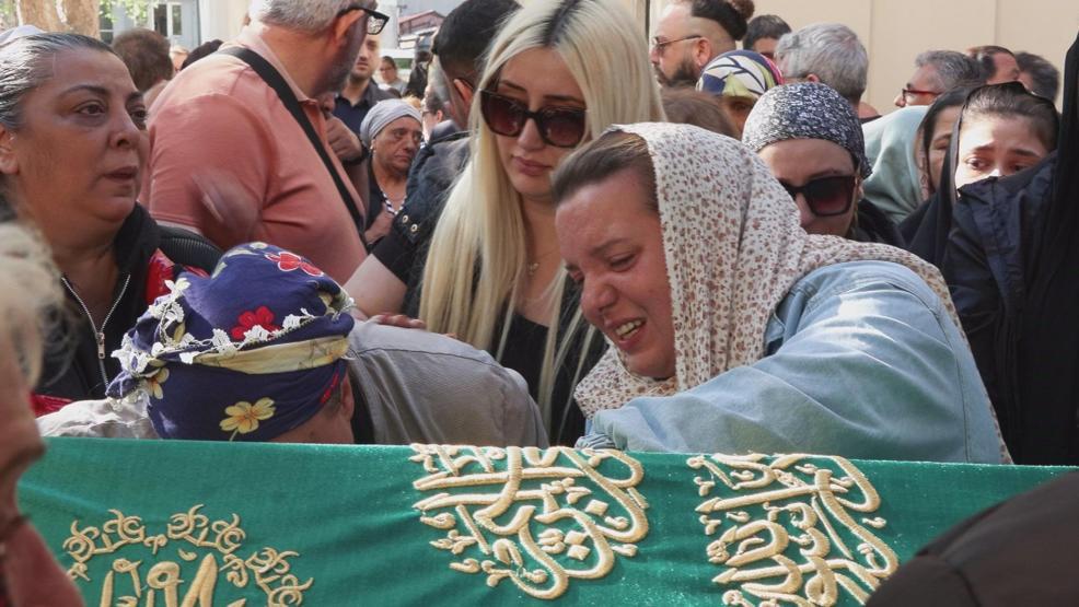 Balık Ayhan son yolculuğuna uğurlandı Eşinin feryadı yürekleri dağladı ‘DARBUKANI SUSTURDUN, SON SAHNEDESİN’