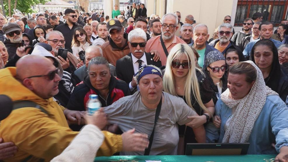 Balık Ayhan son yolculuğuna uğurlandı Eşinin feryadı yürekleri dağladı ‘DARBUKANI SUSTURDUN, SON SAHNEDESİN’