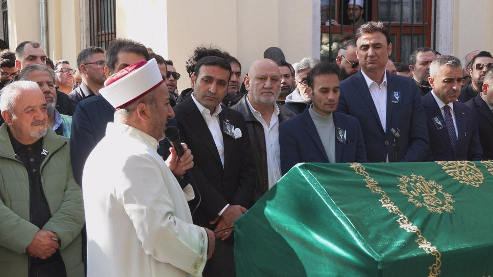 Balık Ayhan son yolculuğuna uğurlandı Eşinin feryadı yürekleri dağladı ‘DARBUKANI SUSTURDUN, SON SAHNEDESİN’