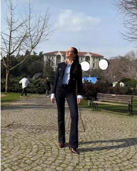 Fahriye Evcen 11 yıl sonra mezun olduğu üniversiteye döndü