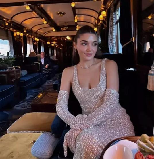 Hande Erçel yeni paylaşımıyla Instagramı salladı