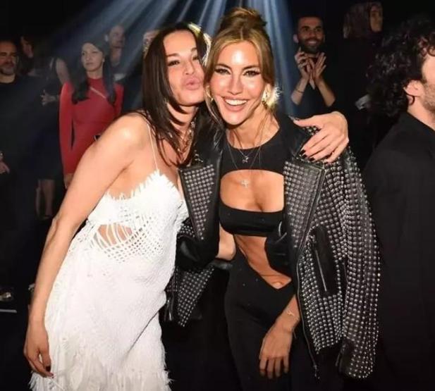 Yıllar Güzide Duran ve Çağla Şıkeli teğet geçmiş