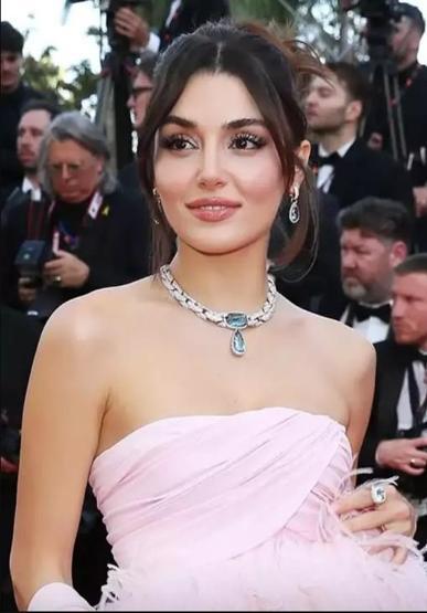 Cannesda Hande Erçel rüzgarı Kırmızı halıda basının ilgi odağı oldu