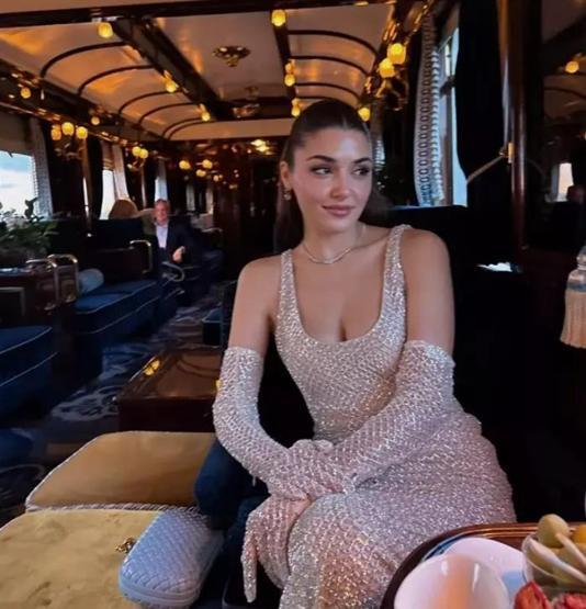 Cannesda Hande Erçel rüzgarı Kırmızı halıda basının ilgi odağı oldu