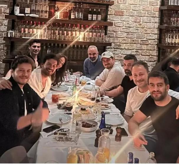 Çağatay Ulusoy arkadaşı Mustafa Mert Koçun doğum gününde Siz hepiniz Eşref tek
