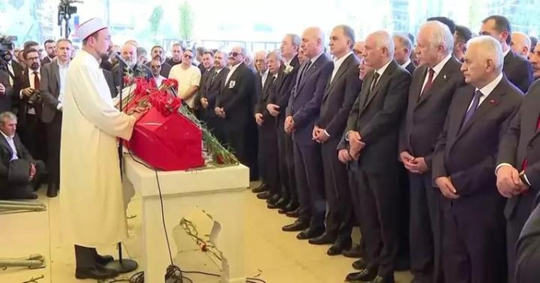 Sezen Aksu için bomba iddia: Sırrı Süreyya Önderin ölümünden sonra saçlarını kesti