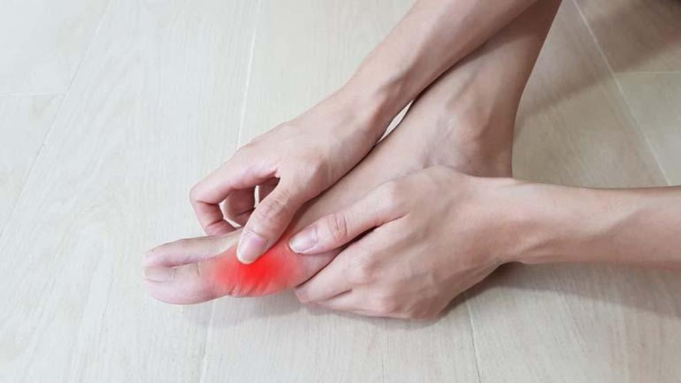 Ayak başparmağında aniden başlayan şiddetli ağrı, şişlik ve kızarıklığa dikkat Eklem sağlığını tehdit eden hastalık