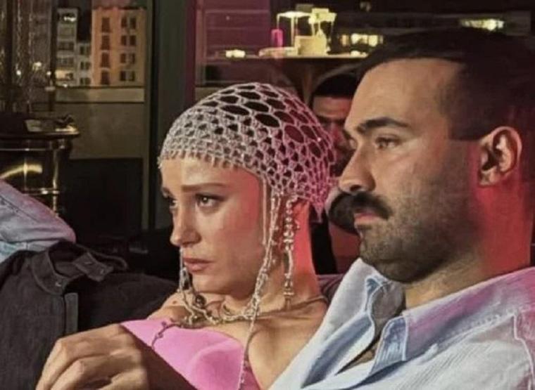 Reklam aşkı yaşadıkları öne sürülmüştü Serenay Sarıkaya-Mert Demir çiftinden Kimler Geldi, Kimler Geçti pozu