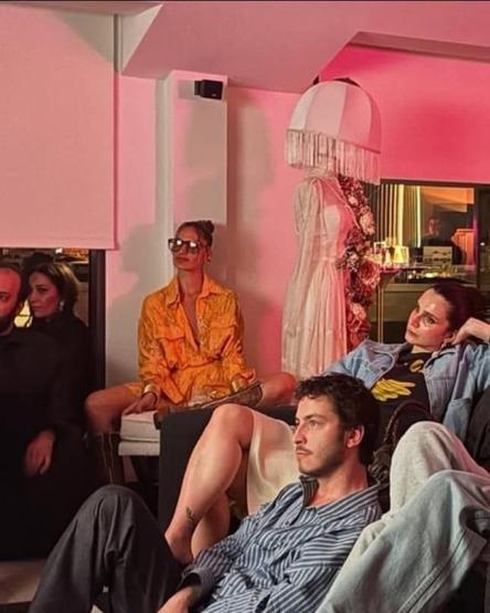 Reklam aşkı yaşadıkları öne sürülmüştü Serenay Sarıkaya-Mert Demir çiftinden Kimler Geldi, Kimler Geçti pozu