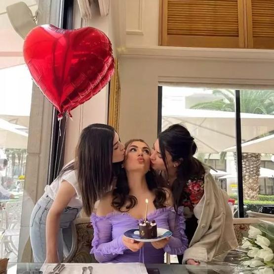Aslıhan Güner kız kardeşleriyle poz verdi Benzerlikleri ağızları açık bıraktı