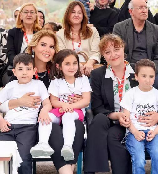 Gülben Ergen sosyal medyadan duyurdu Bayburtta Mattia Ahmet Minguzzi anaokulu açıldı
