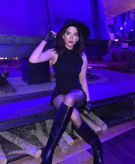 Fotoğraftaki iki ünlü ismi tanıdınız mı Çocukluk arkadaşı çıktılar