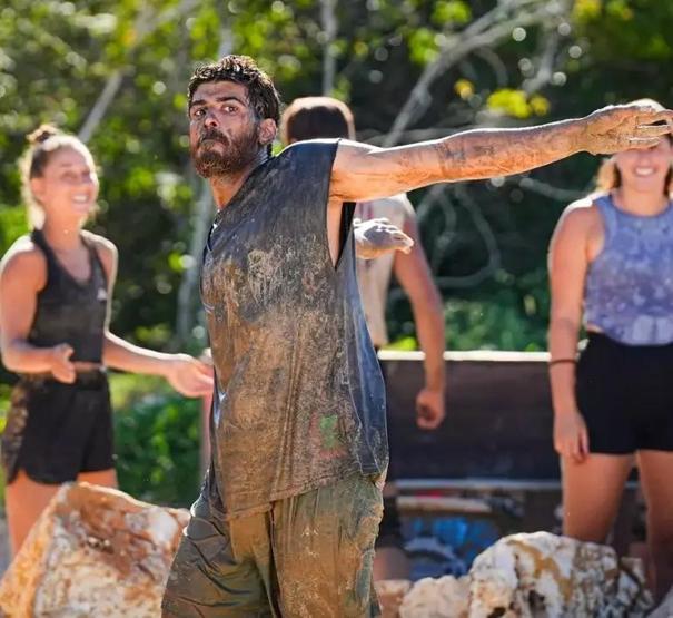 Survivordan sürpriz bir şekilde elenmişti Yiğit Poyrazdan dikkat çeken Hikmet Tuğsuz paylaşımı