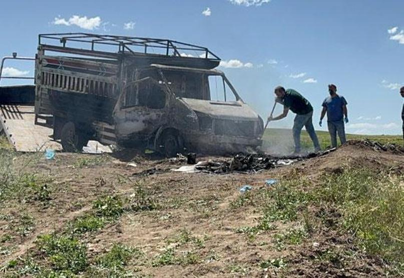 Diyarbakır’da korkunç olay Baba ve oğlu, elleri bağlandıktan sonra kamyonetin içinde ateşe verildi