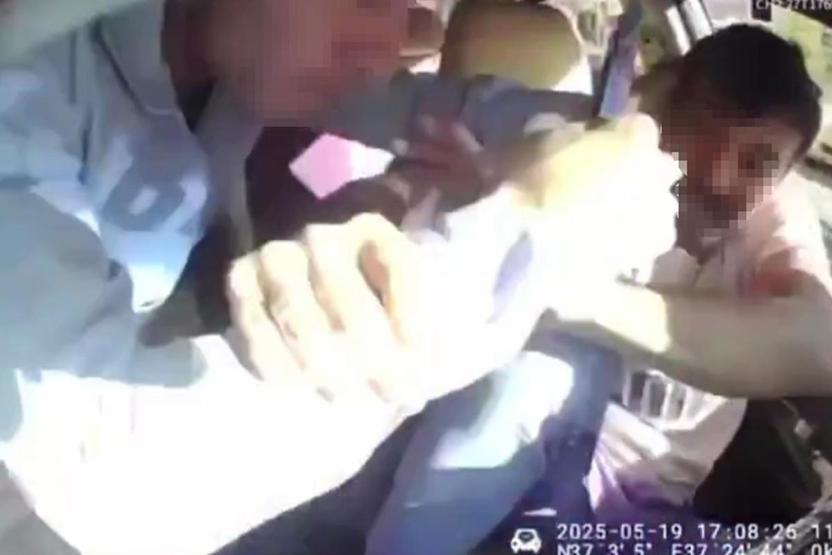 Takside dehşet dolu görüntü Boynundan ve yüzünden yaralandı