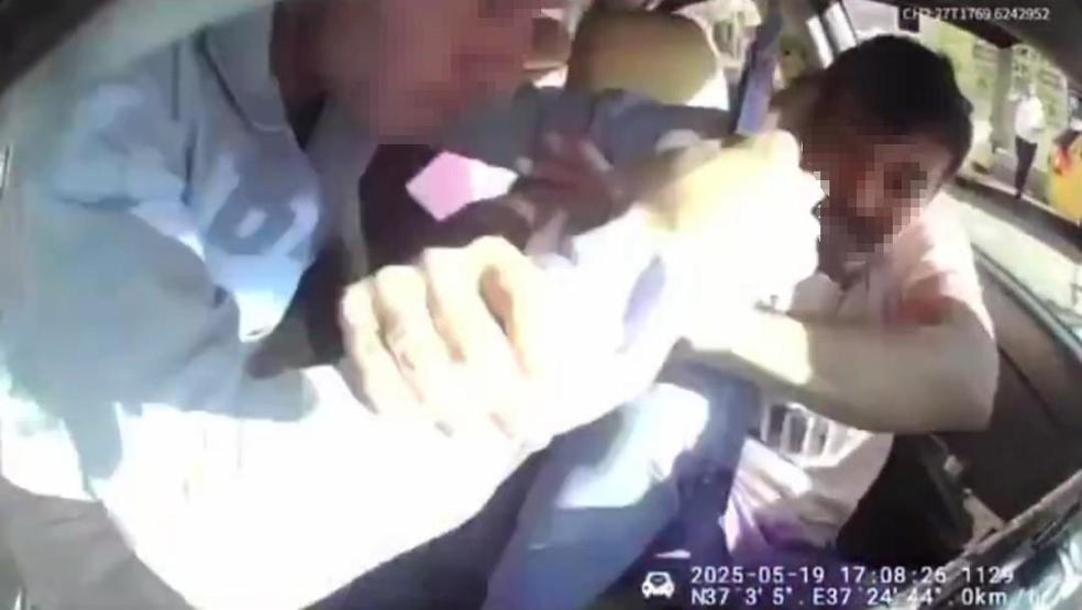 Takside dehşet dolu görüntü Boynundan ve yüzünden yaralandı