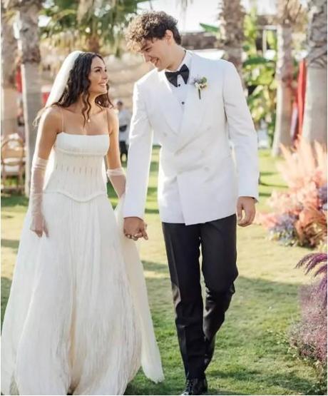 Cedi Osmandan Ebru Şahine romantik kutlama