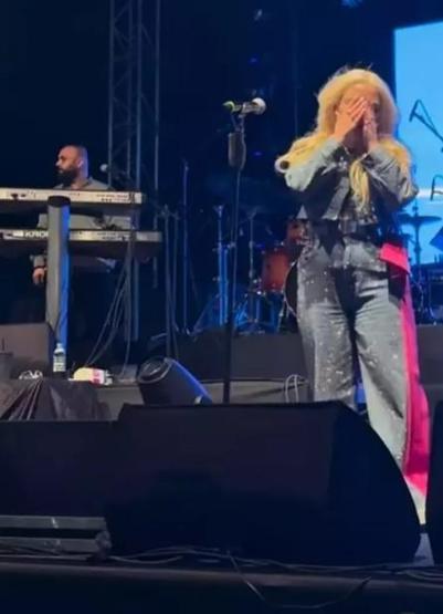 Ece Seçkinin konserinde yürekler ağza geldi Konseri yarıda kesti