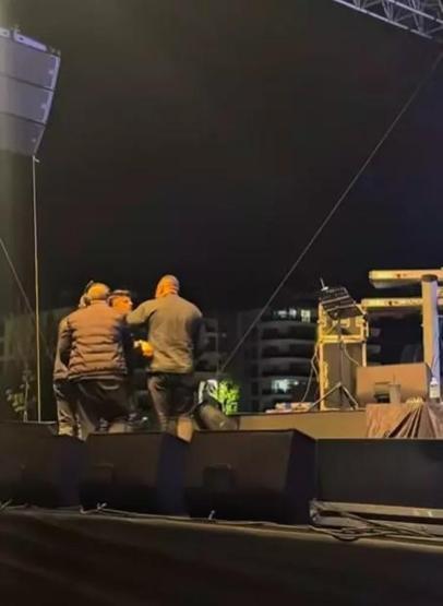 Ece Seçkinin konserinde yürekler ağza geldi Konseri yarıda kesti