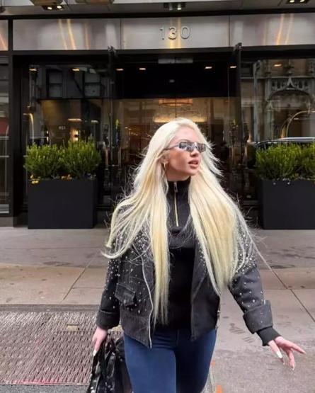 Ece Seçkinin konserinde yürekler ağza geldi Konseri yarıda kesti