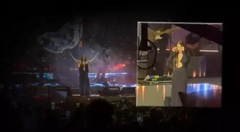 Simge Sağın ablasının vefatından sonra konserde gözyaşlarına boğuldu