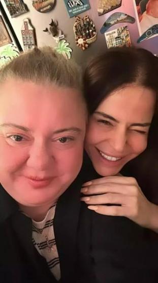 Simge Sağın ablasının vefatından sonra konserde gözyaşlarına boğuldu