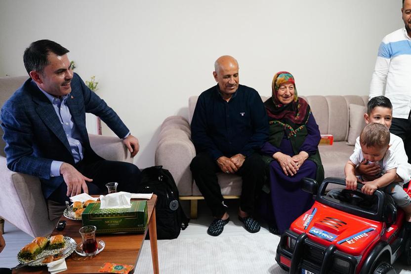 Bakan Kurum evlerine kavuşan depremzede aileye misafir oldu