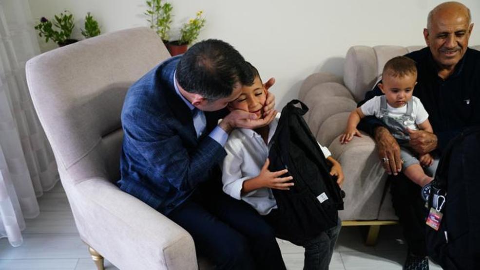 Bakan Kurum evlerine kavuşan depremzede aileye misafir oldu
