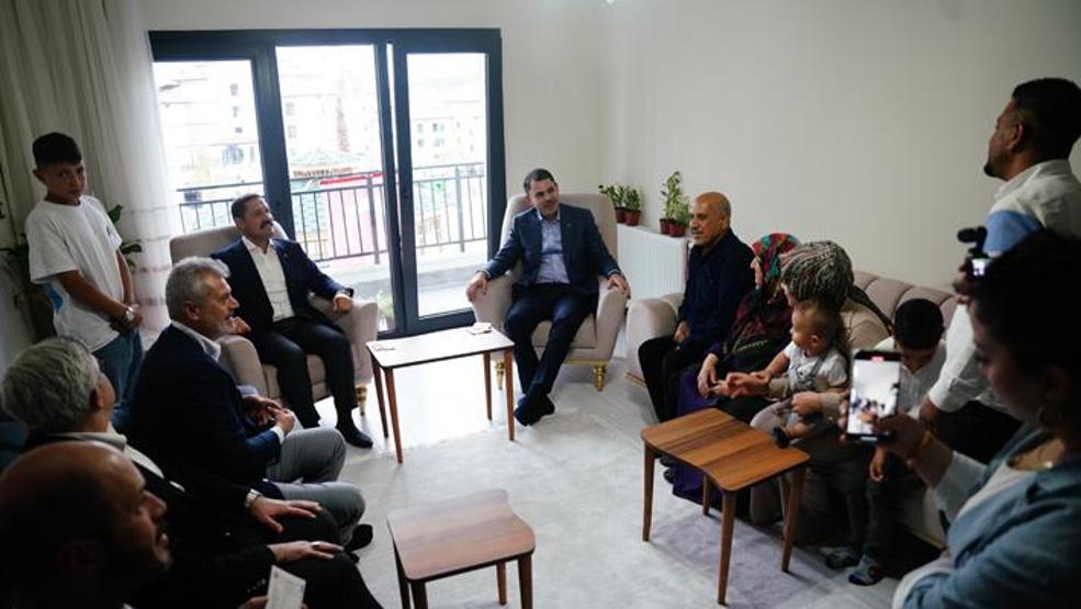Bakan Kurum evlerine kavuşan depremzede aileye misafir oldu