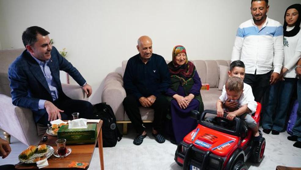Bakan Kurum evlerine kavuşan depremzede aileye misafir oldu