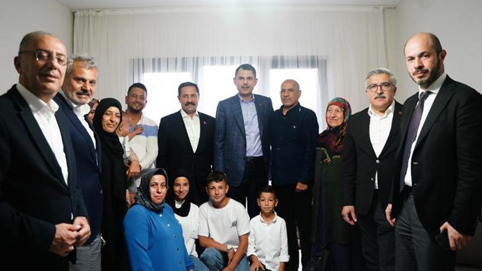 Bakan Kurum evlerine kavuşan depremzede aileye misafir oldu