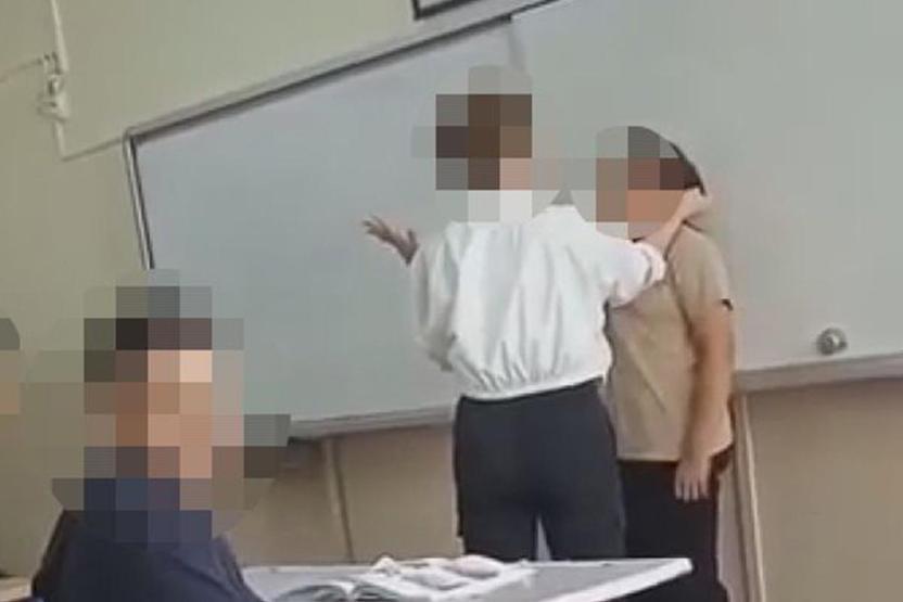 Ortaokulda skandal görüntü Sınıfın ortasında öğrenciyi dövüp hakaret etti