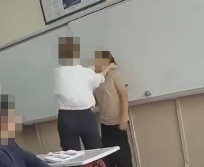 Ortaokulda skandal görüntü Sınıfın ortasında öğrenciyi dövüp hakaret etti