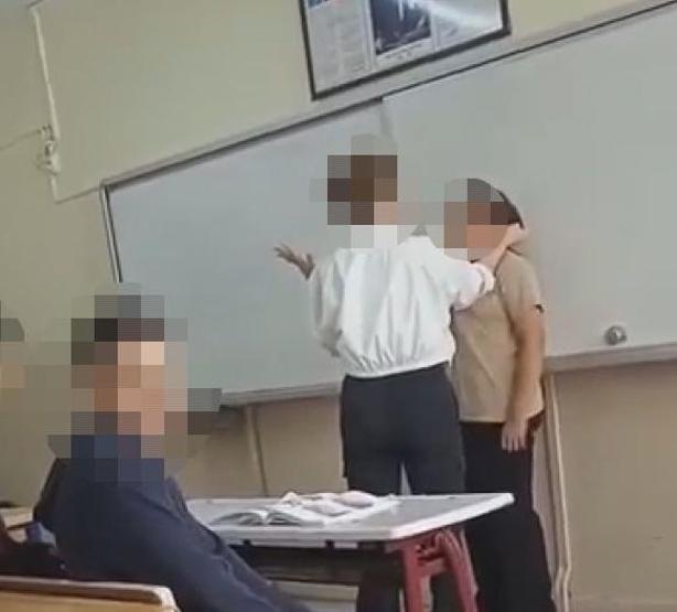 Ortaokulda skandal görüntü Sınıfın ortasında öğrenciyi dövüp hakaret etti