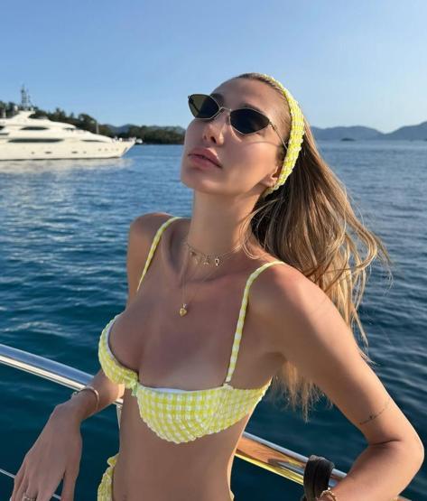 Tescilli güzel Şevval Şahinden tekne pozları Tatil için Göceki tercih etti