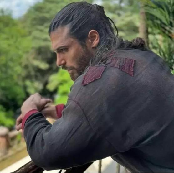 Can Yaman leopar desenli pijamasıyla dikkat topladı