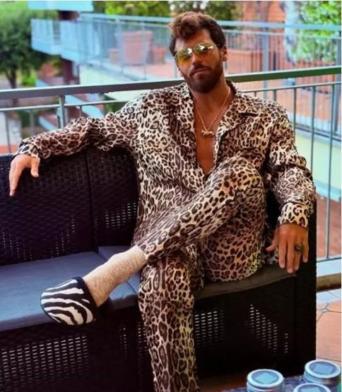 Can Yaman leopar desenli pijamasıyla dikkat topladı