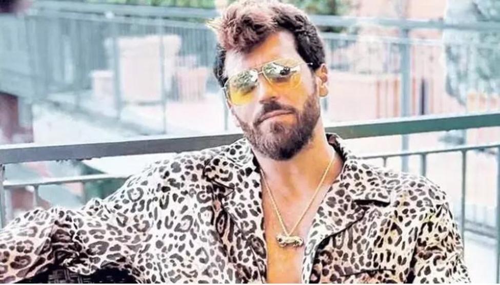 Can Yaman leopar desenli pijamasıyla dikkat topladı