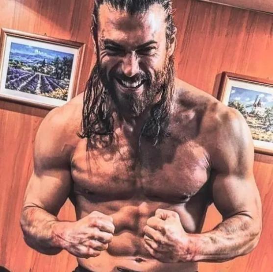 Can Yaman leopar desenli pijamasıyla dikkat topladı