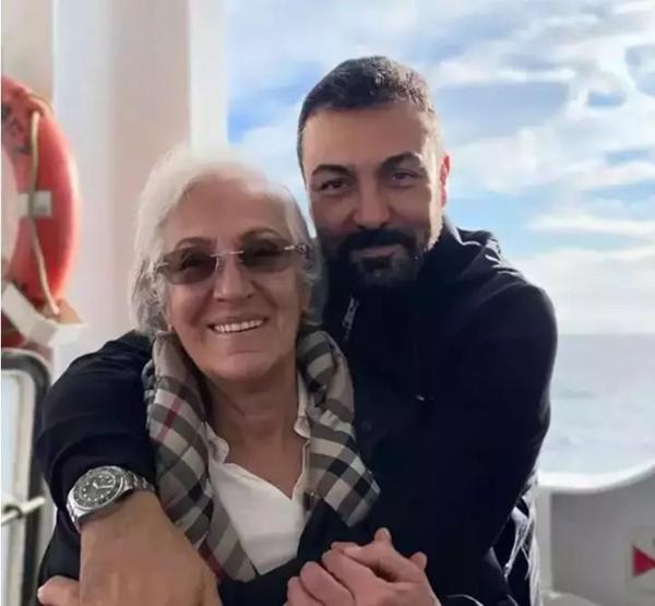 Aslı Hünel ve Saruhan Hünelden annelerine son veda Gözyaşları sel oldu